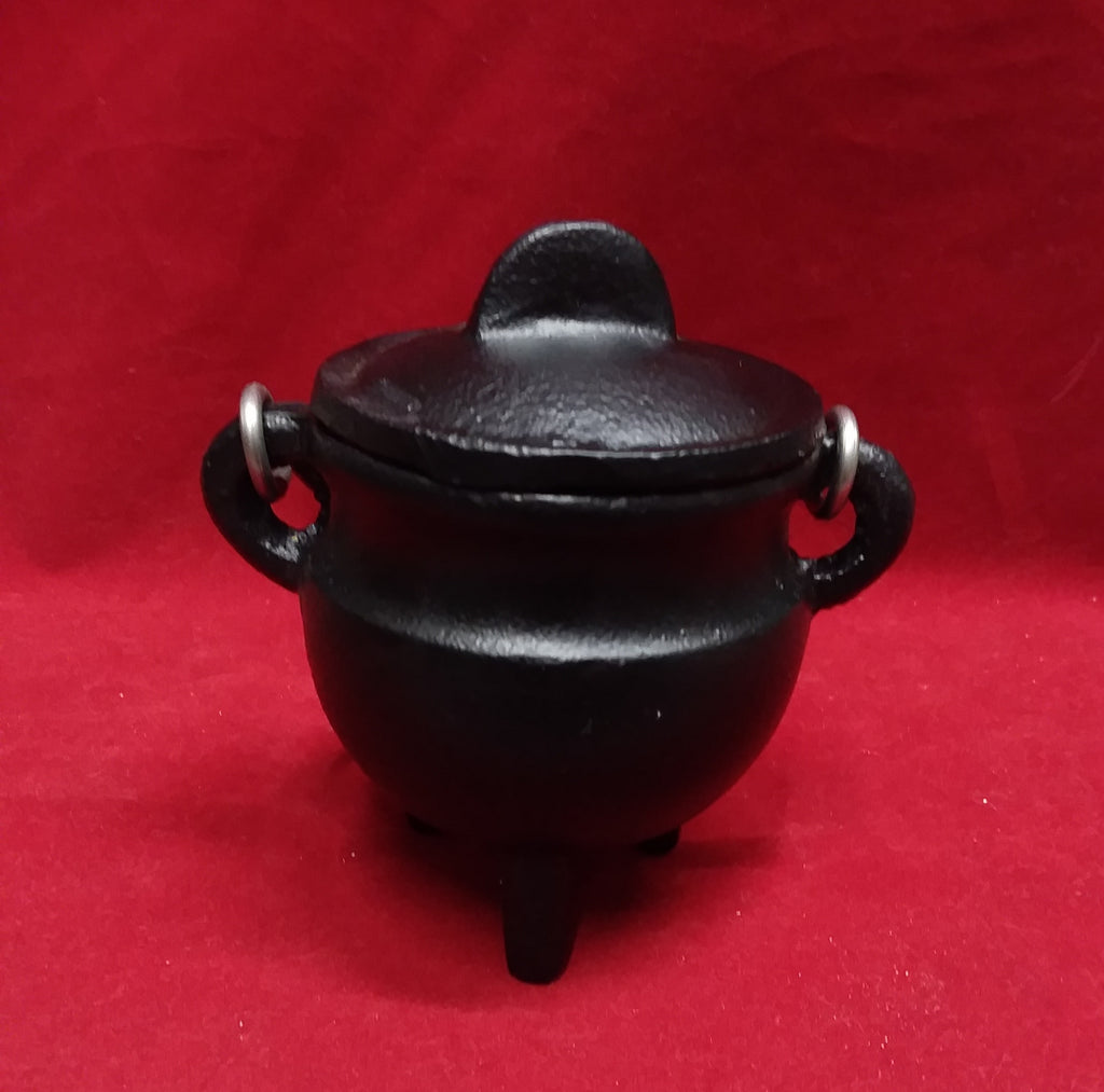 SMALL CAST IRON CAULDRON WITH LID (NO DESIGN) – Conjurings Of A Witch
